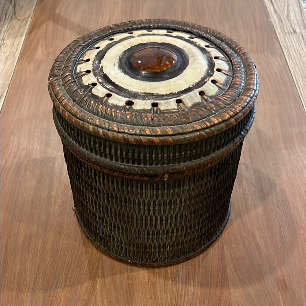 Wicker Lidded Basket with Decorative Top